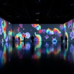 Motia, estudio de arte inmersivo de Buenos Aires, instalación interactiva con luz reactiva y visuales 3D en tiempo real